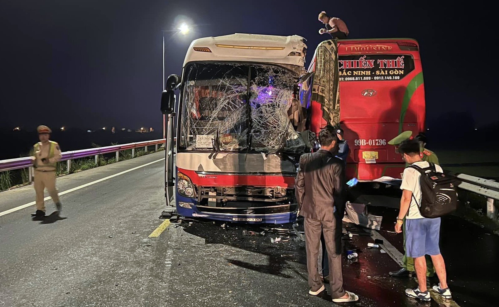 Hai xe khách va chạm trên cao tốc Đà Nẵng - Quảng Ngãi, 1 tài xế tử vong - Ảnh 3.