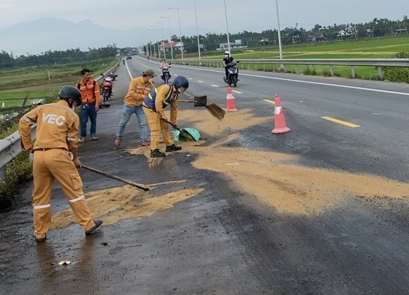 Hai xe khách va chạm trên cao tốc Đà Nẵng - Quảng Ngãi, 1 tài xế tử vong - Ảnh 6.