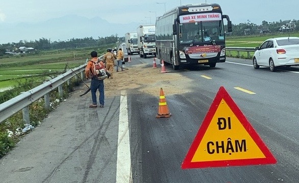 Hai xe khách va chạm trên cao tốc Đà Nẵng - Quảng Ngãi, 1 tài xế tử vong - Ảnh 7.