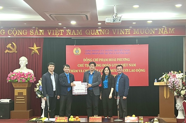 Công đoàn GTVT VN trao tặng quà Tết cho người lao động khó khăn - Ảnh 1.