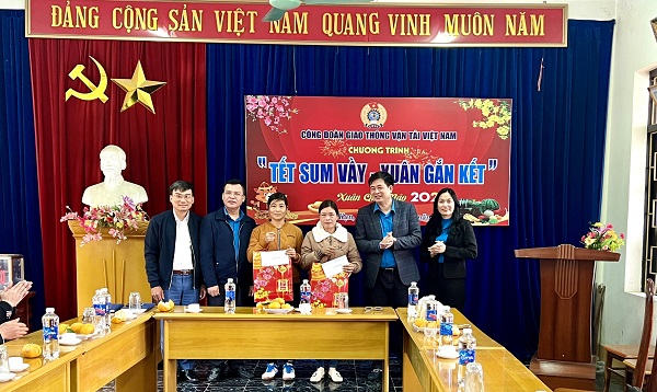 Công đoàn GTVT VN trao tặng quà Tết cho người lao động khó khăn - Ảnh 2.