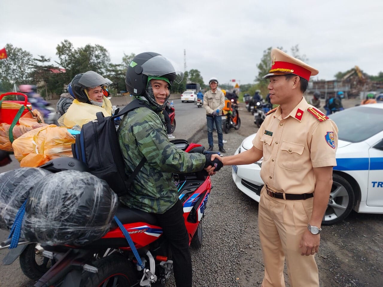 CSGT Phú Yên, Khánh Hòa tiếp sức cho người dân đi xe máy về quê đón Tết - Ảnh 2.