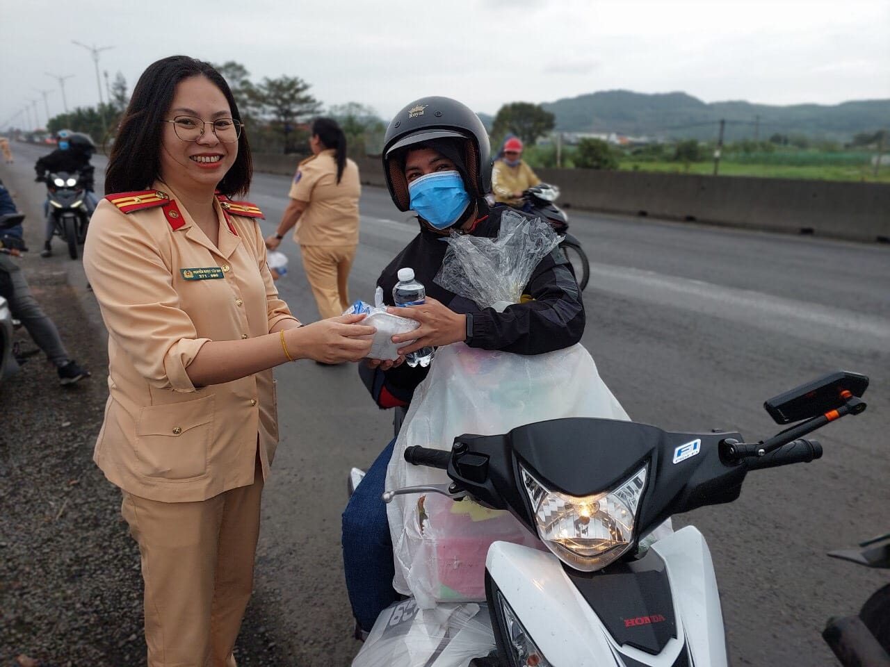 CSGT Phú Yên, Khánh Hòa tiếp sức cho người dân đi xe máy về quê đón Tết - Ảnh 8.