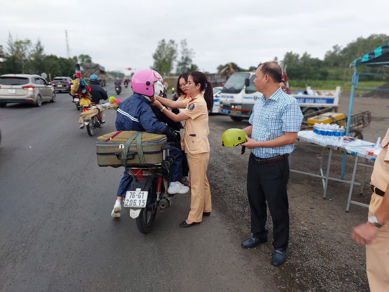 CSGT Phú Yên, Khánh Hòa tiếp sức cho người dân đi xe máy về quê đón Tết - Ảnh 7.