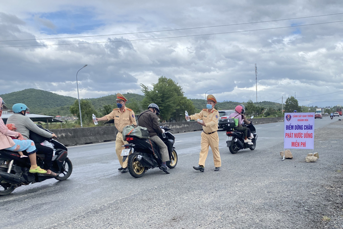CSGT Phú Yên, Khánh Hòa tiếp sức cho người dân đi xe máy về quê đón Tết - Ảnh 1.