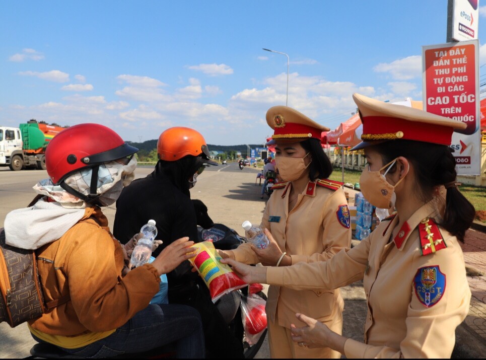 CSGT Đắk Nông giúp người dân trên hành trình trở lại làm việc sau nghỉ Tết  - Ảnh 5.