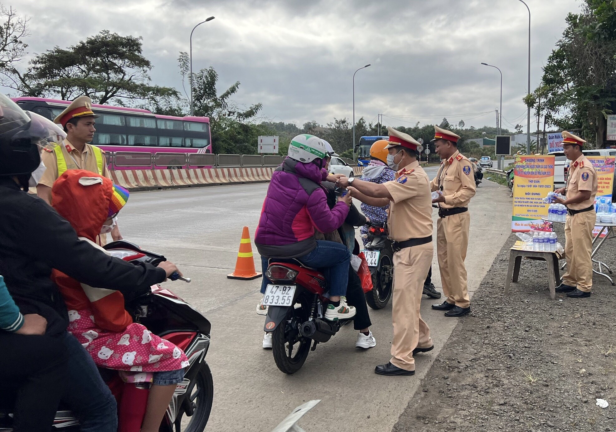 CSGT Đắk Nông giúp người dân trên hành trình trở lại làm việc sau nghỉ Tết  - Ảnh 2.