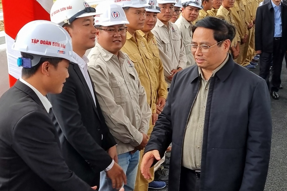 Thủ tướng Phạm Minh Chính kiểm tra dự án cao tốc Nha Trang - Cam Lâm - Ảnh 2.
