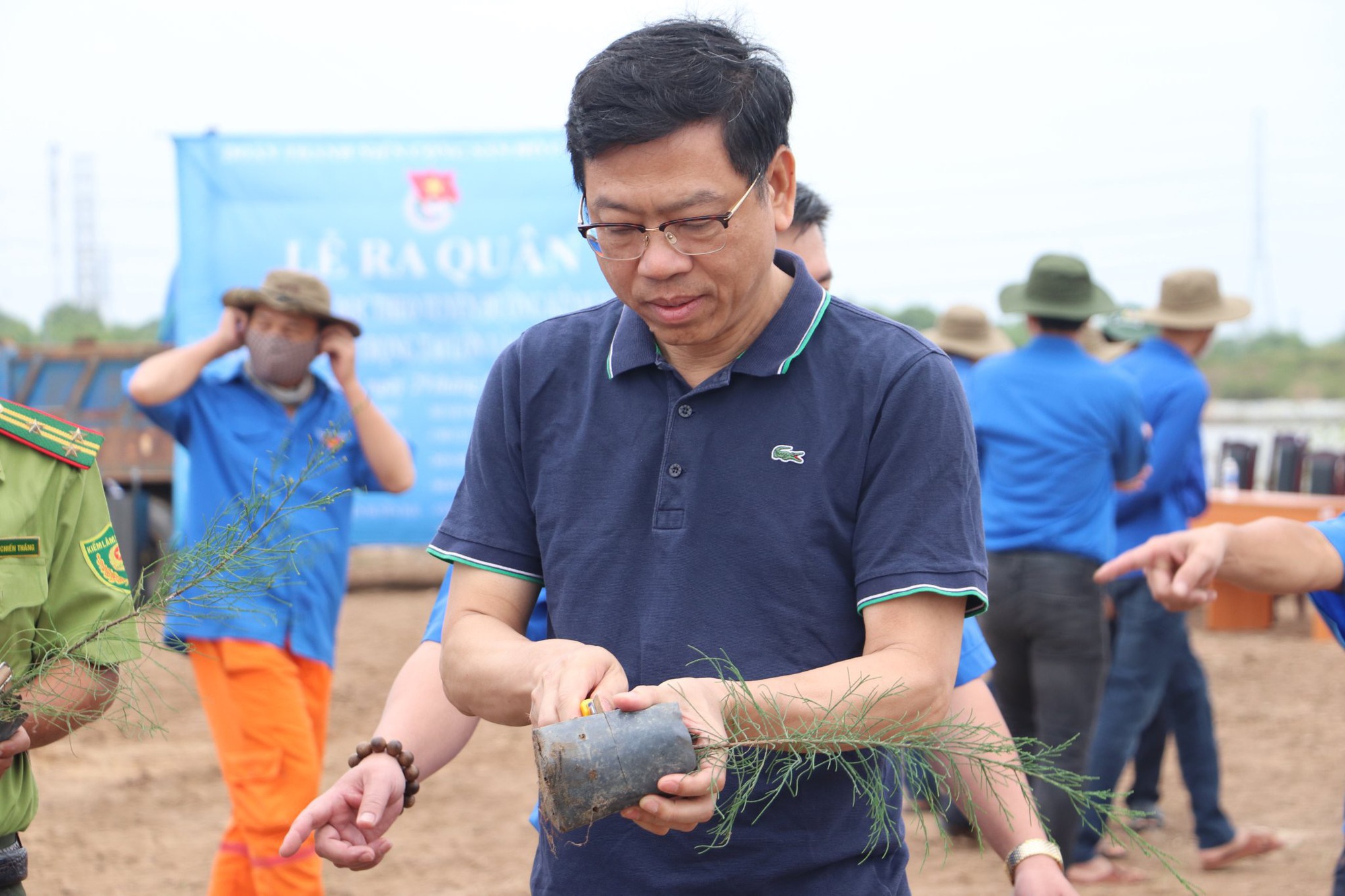 Trà Vinh: Thứ trưởng Bộ GTVT Nguyễn Xuân Sang phát  động trồng cây ven tuyến kênh Tắt - Ảnh 1.