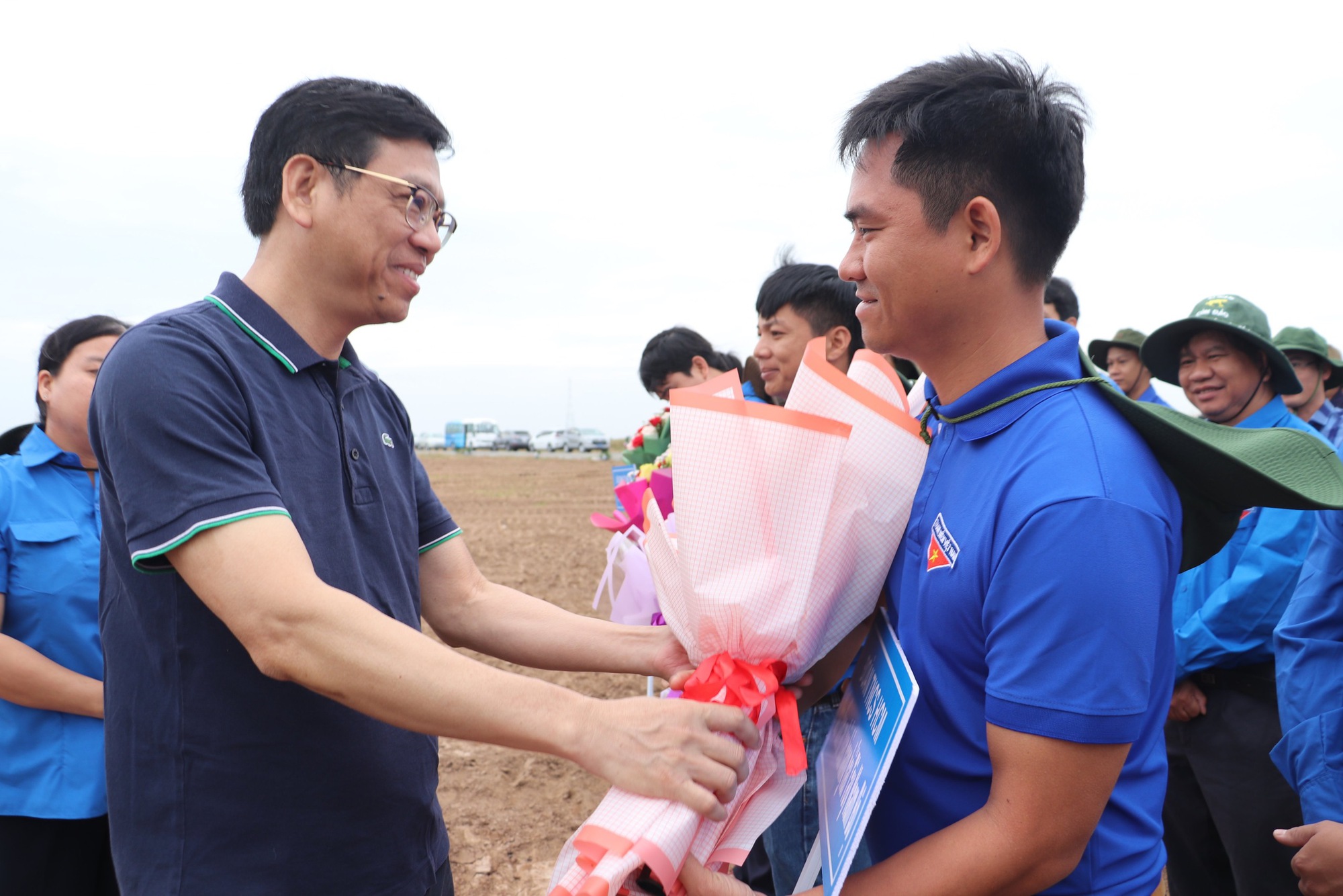 Trà Vinh: Thứ trưởng Bộ GTVT Nguyễn Xuân Sang phát  động trồng cây ven tuyến kênh Tắt - Ảnh 2.