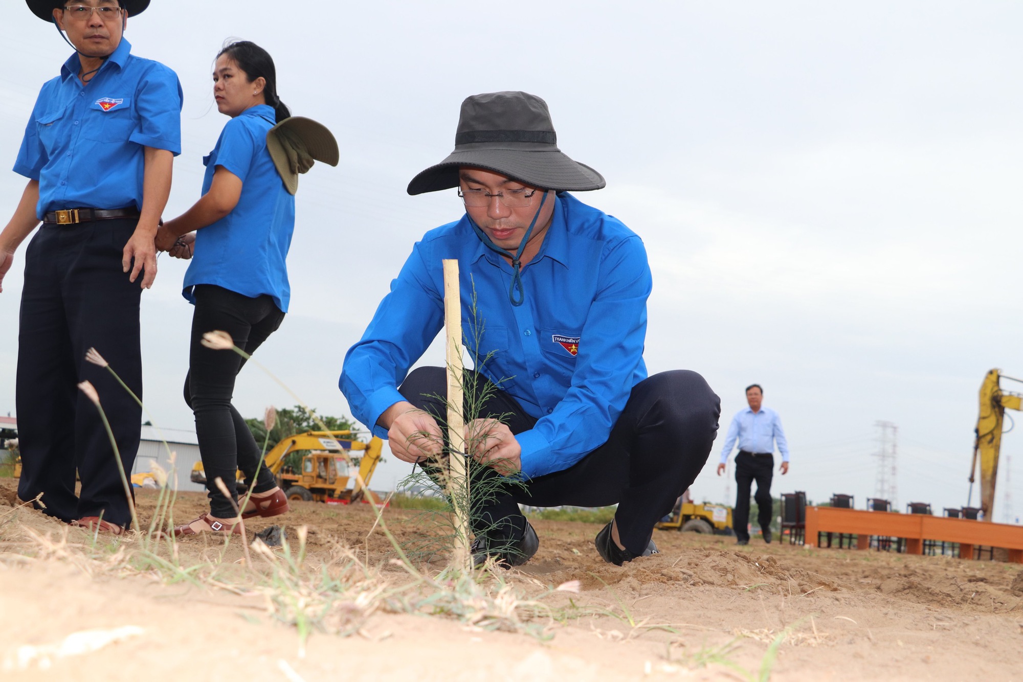 Trà Vinh: Thứ trưởng Bộ GTVT Nguyễn Xuân Sang phát  động trồng cây ven tuyến kênh Tắt - Ảnh 3.