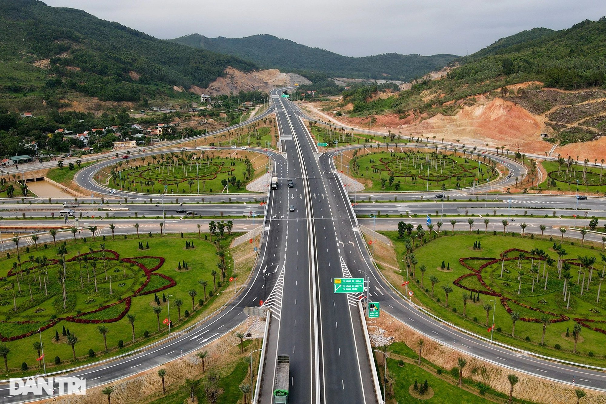 Phát triển hạ tầng giao thông thực hiện CNH, HĐH đất nước trong các Nghị quyết của Đảng - Ảnh 1.