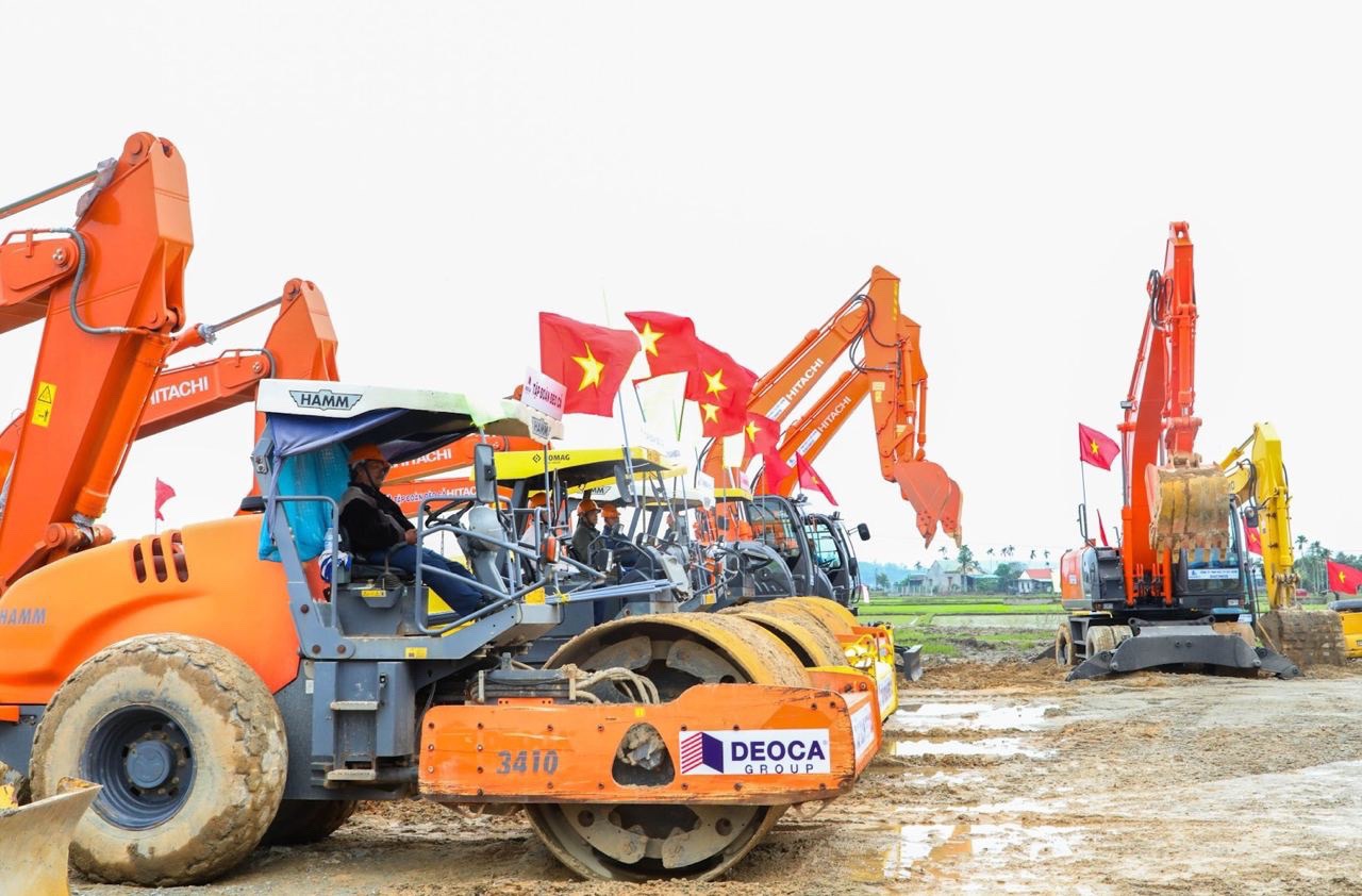 Nhà thầu lớn thi công xuyên Tết ở cao tốc Quảng Ngãi - Hoài Nhơn vừa khởi công - Ảnh 1.