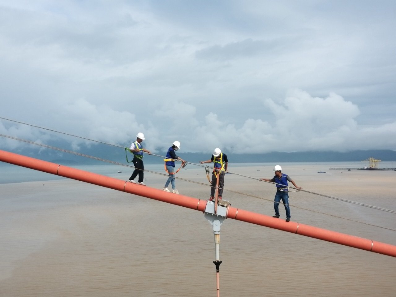 Đội kỹ thuật Xí nghiệp Cầu Đà Nẵng kiểm tra, bảo dưỡng cầu Thuận Phước