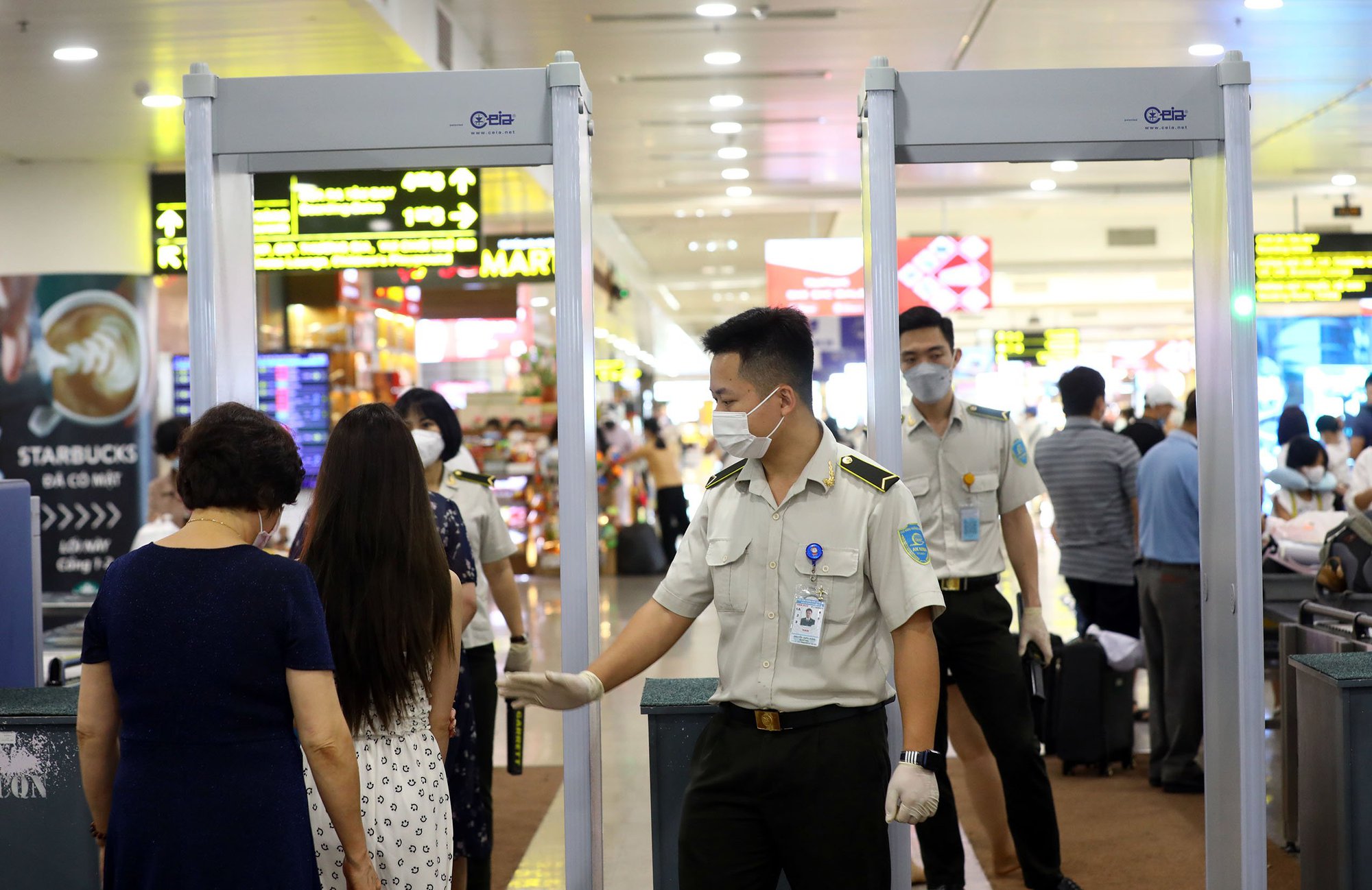 Chùm ảnh: Sân bay Nội Bài lên phương án đón hơn 100 nghìn lượt khách ngày cao điểm Tết

 - Ảnh 7.