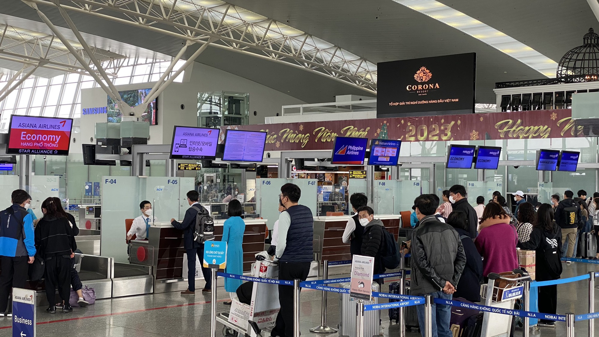Chùm ảnh: Sân bay Nội Bài lên phương án đón hơn 100 nghìn lượt khách ngày cao điểm Tết

 - Ảnh 8.