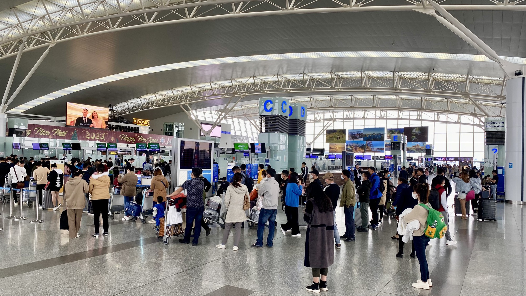 Chùm ảnh: Sân bay Nội Bài lên phương án đón hơn 100 nghìn lượt khách ngày cao điểm Tết

 - Ảnh 9.
