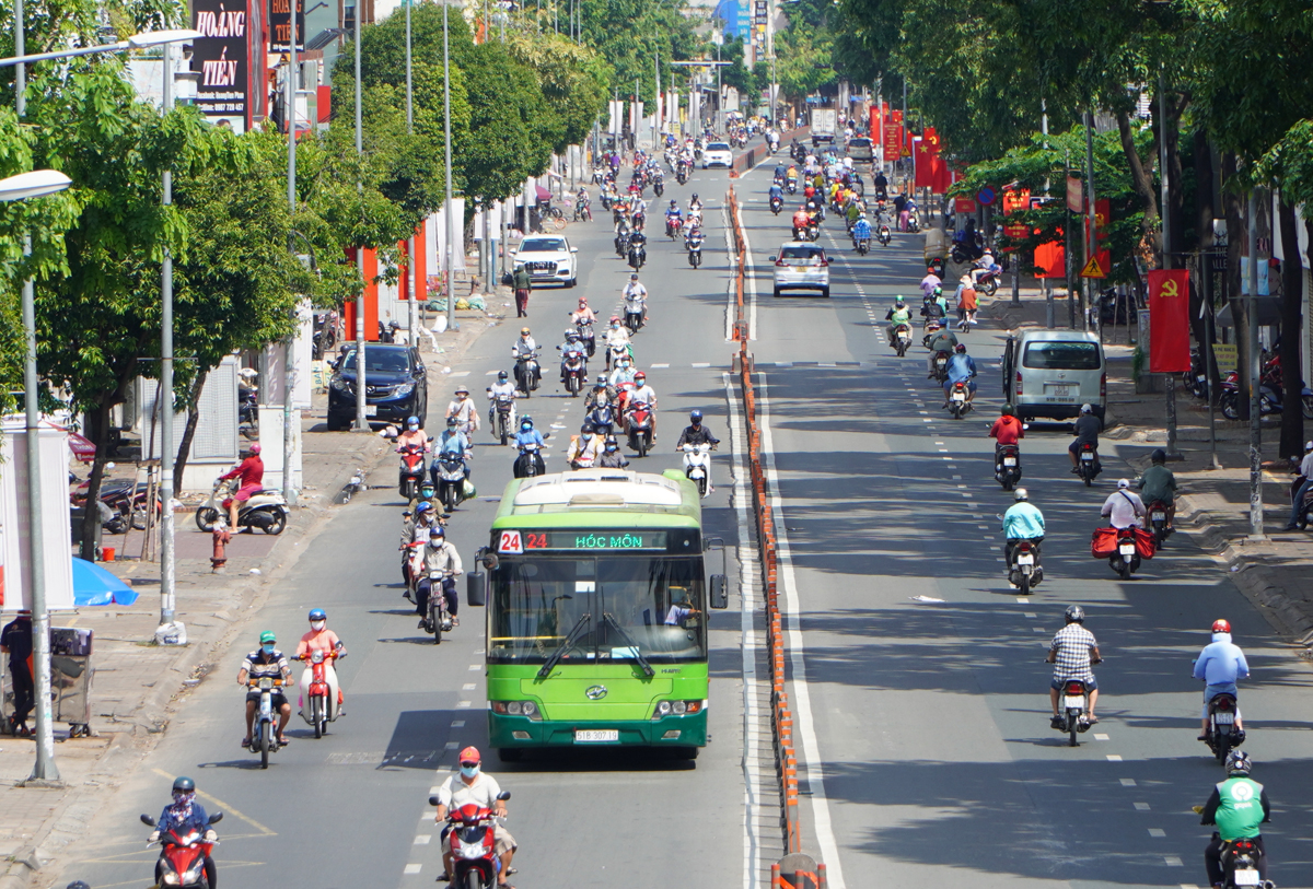 Nghiên cứu tái cấu trúc mạng lưới tuyến vận tải hành khách công cộng bằng xe buýt trên địa bàn TP. Hồ Chí Minh - Ảnh 1.