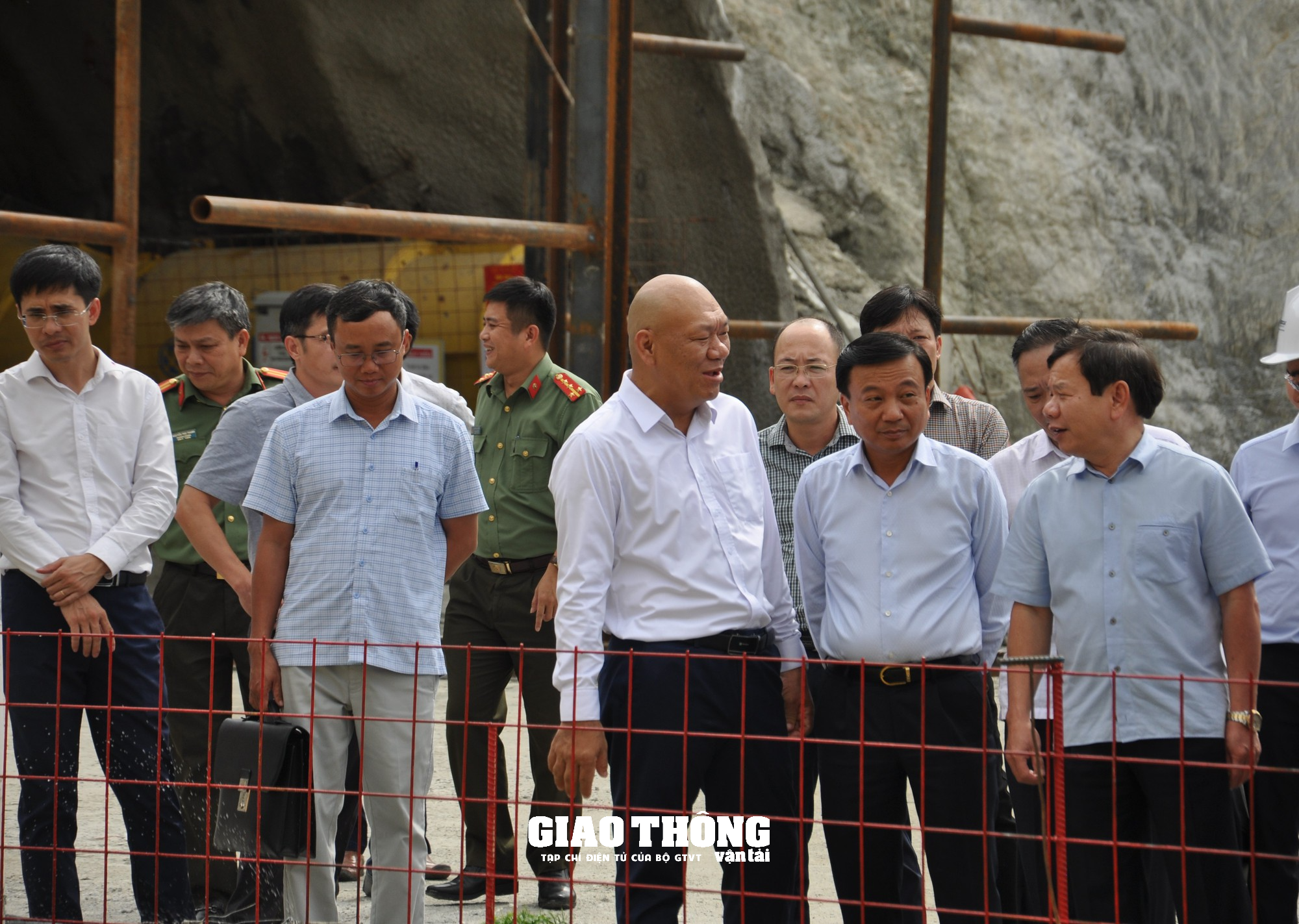 Chiến dịch &quot;100 ngày thông hầm 2 và hoàn thành GPMB dự án cao tốc Quảng Ngãi-Hoài Nhơn&quot; - Ảnh 8.