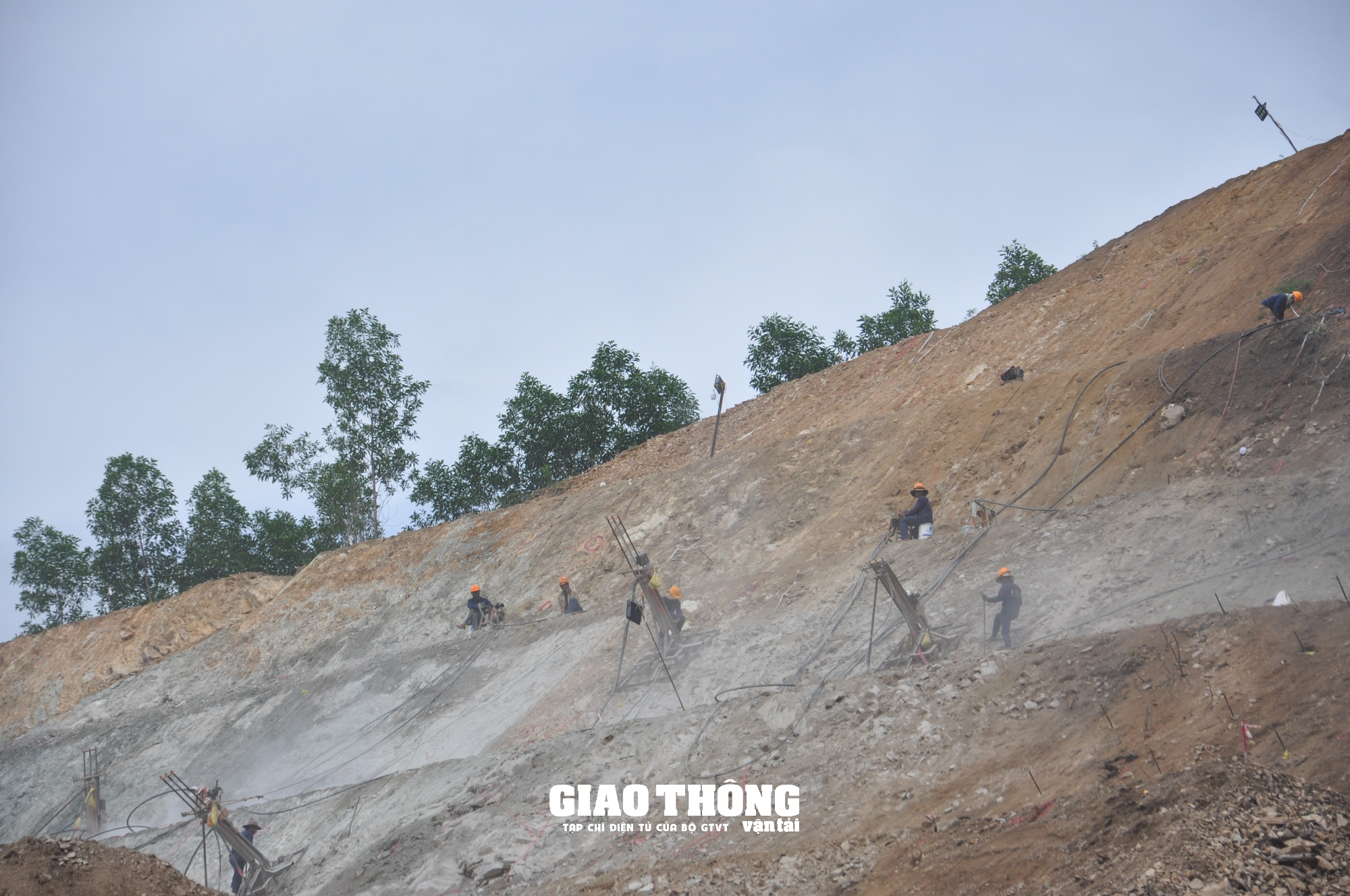 Chiến dịch &quot;100 ngày thông hầm 2 và hoàn thành GPMB dự án cao tốc Quảng Ngãi-Hoài Nhơn&quot; - Ảnh 12.
