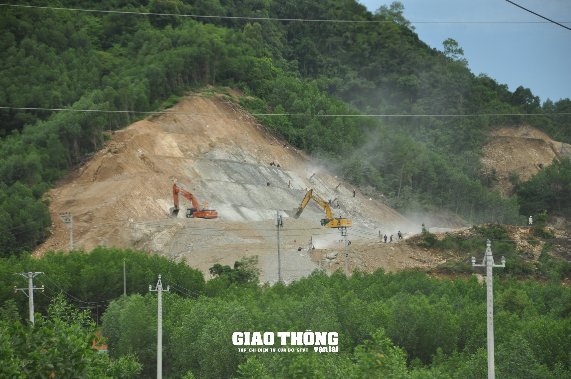 Chiến dịch &quot;100 ngày thông hầm 2 và hoàn thành GPMB dự án cao tốc Quảng Ngãi-Hoài Nhơn&quot; - Ảnh 13.