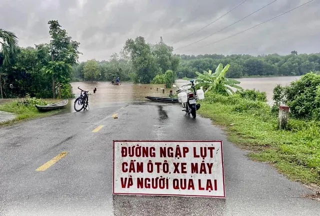 Mưa lớn khiến nhiều tuyến đường ở Thừa Thiên Huế ngập sâu, giao thông chia cắt - Ảnh 1.