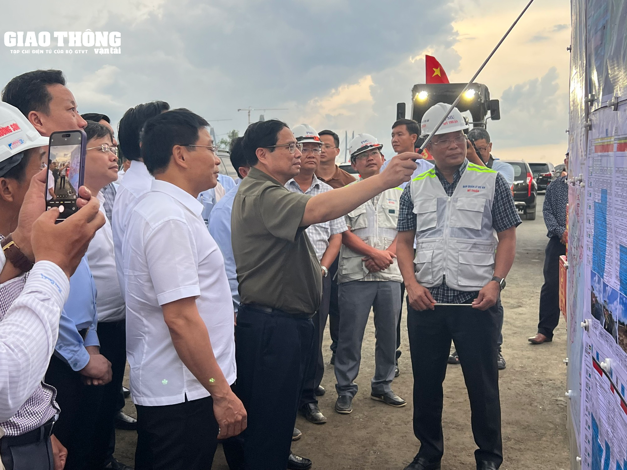 Thủ tướng Chính phủ thăm cao tốc Mỹ Thuận - Cần Thơ  - Ảnh 1.