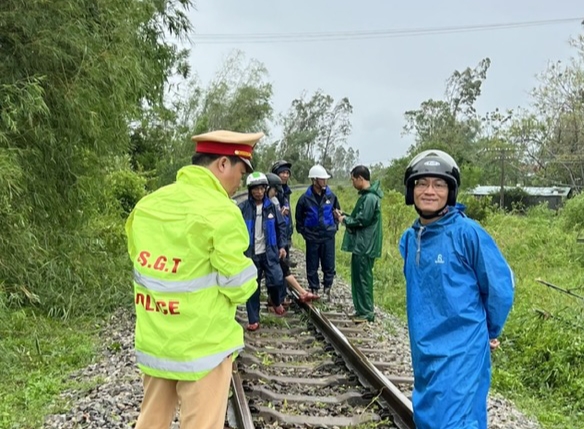 Nỗ lực đảm bảo an toàn chạy tàu trong thời tiết mưa to, nước ngập nhiều đoạn tuyến đường sắt Bắc-Nam qua Đà Nẵng - Ảnh 1.