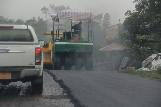 Thảm nhựa QL15D ở Quảng Trị khi trời mưa: Tăng thời gian bảo hành công trình cho nhà thầu - Ảnh 1.