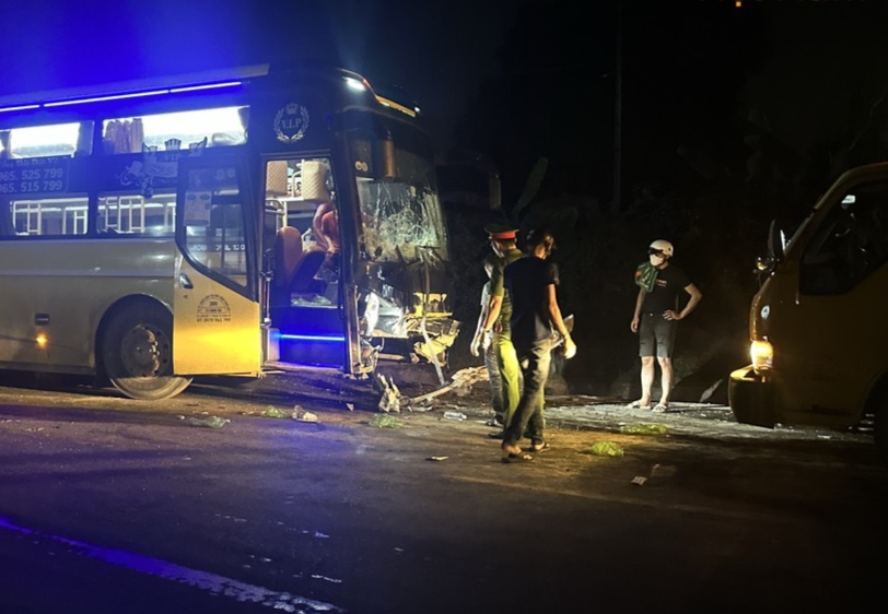 TNGT giữa ôtô khách và ôtô con ở Đà Nẵng, 1 người tử vong tại chỗ  - Ảnh 1.