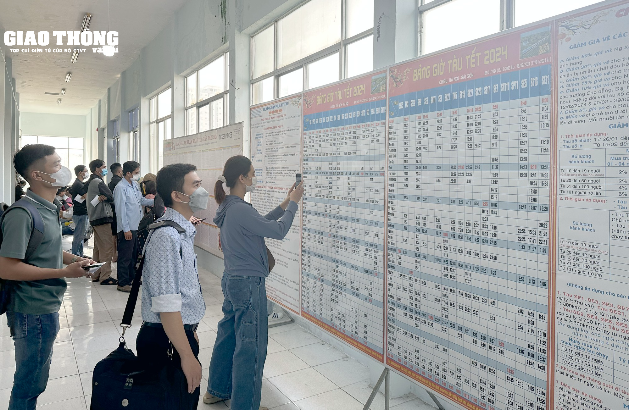 Người dân đi từ 3h sáng đến ga Sài Gòn mua vé tàu tết Giáp Thìn 2024 - Ảnh 3.