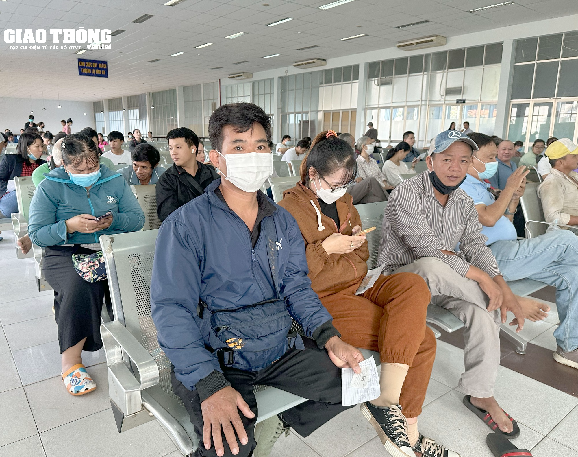 Người dân đi từ 3h sáng đến ga Sài Gòn mua vé tàu tết Giáp Thìn 2024 - Ảnh 6.