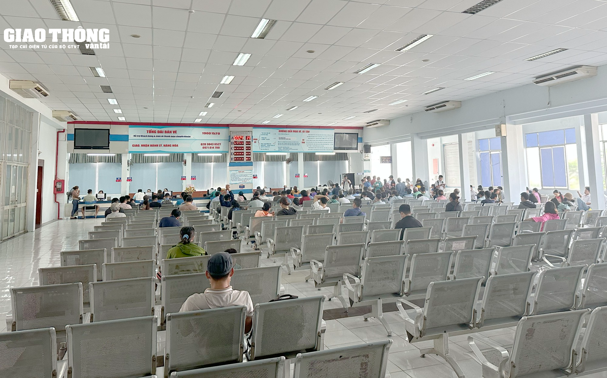 Người dân đi từ 3h sáng đến ga Sài Gòn mua vé tàu tết Giáp Thìn 2024 - Ảnh 8.