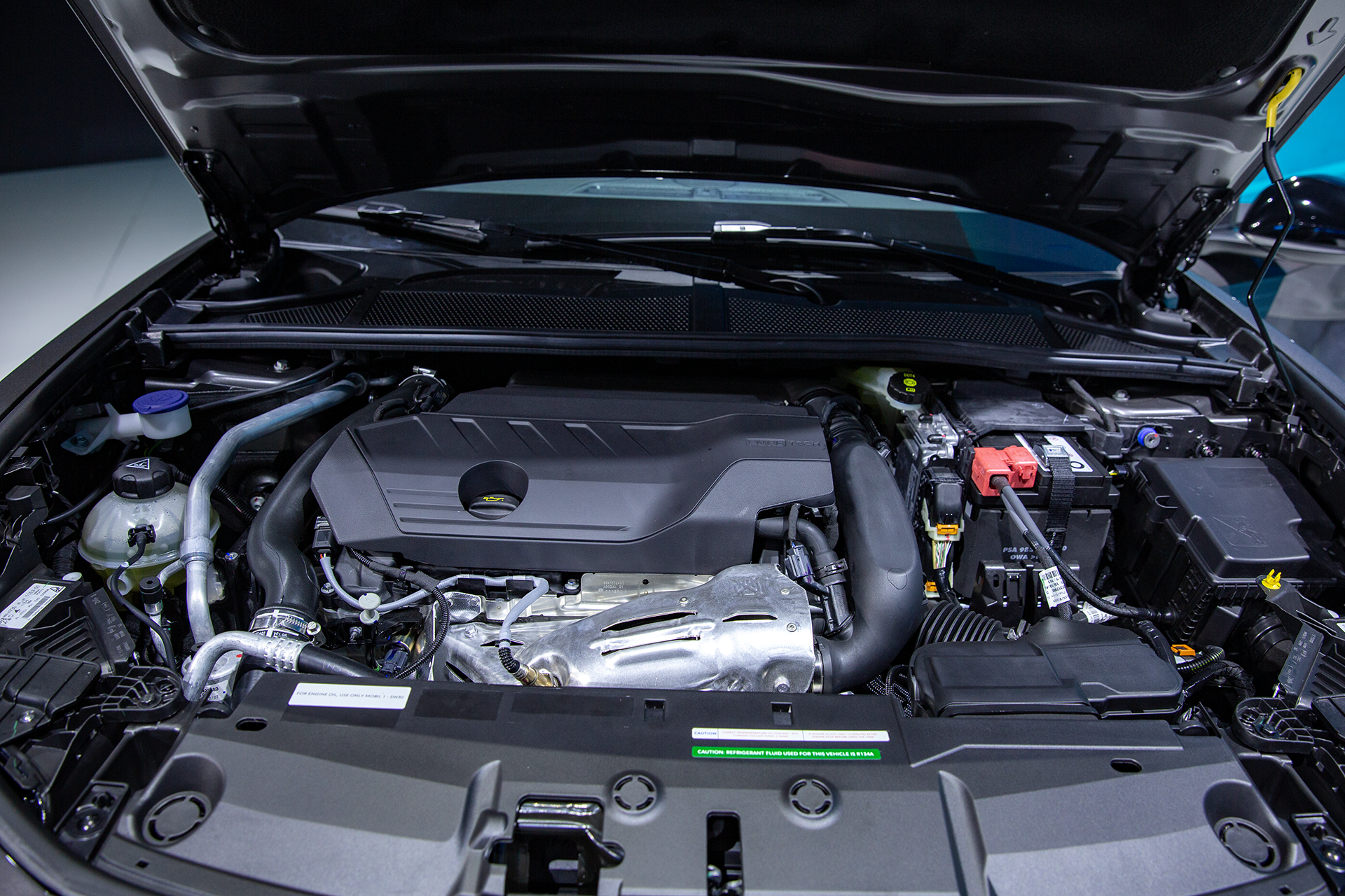 Động cơ 1.6 Turbo Puretech thế hệ mới trên Peugeot 408.