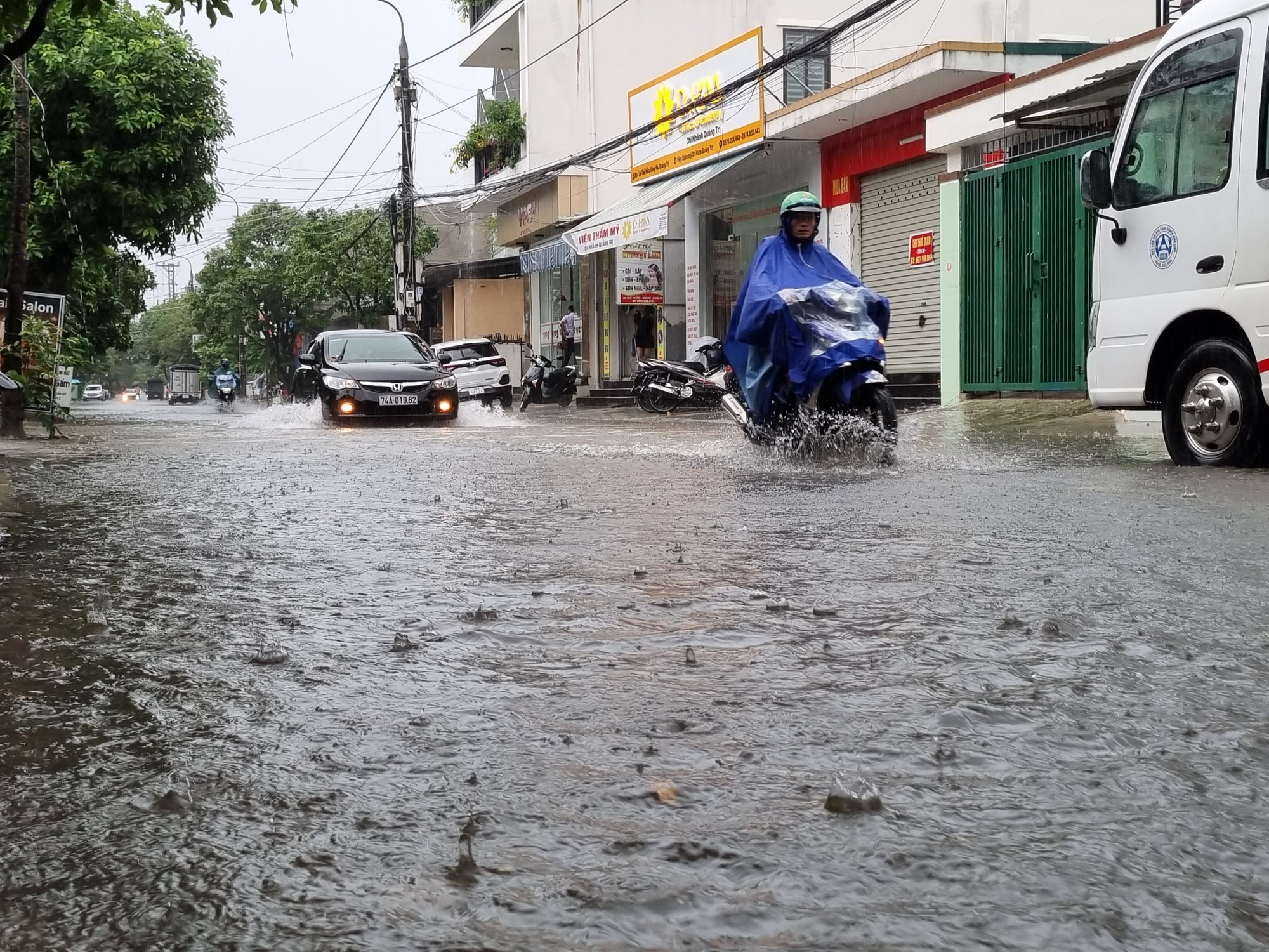 Nhà dân, đường sá ở Quảng Trị ngập nước do mưa lớn - Ảnh 1.