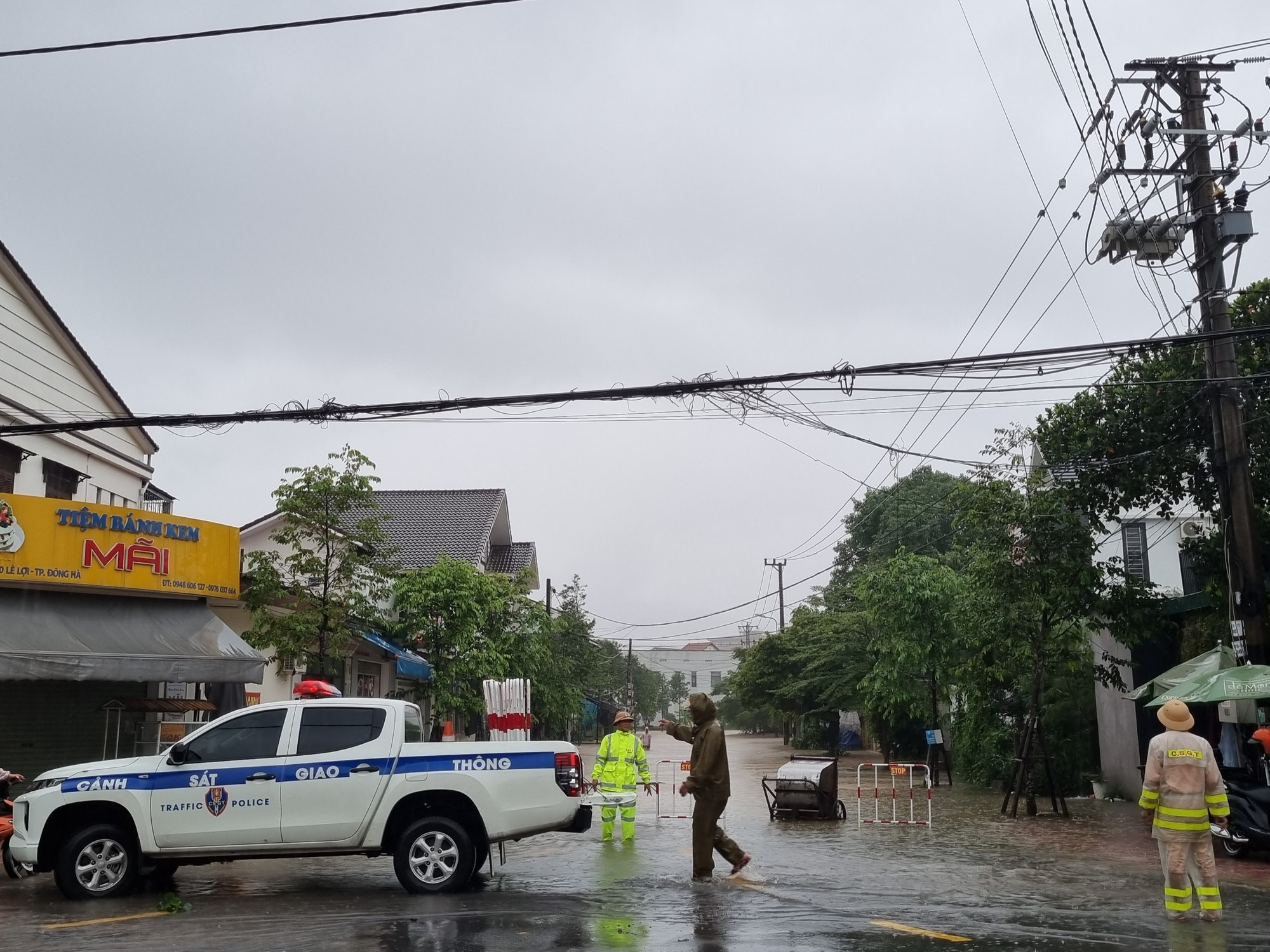 Nhà dân, đường sá ở Quảng Trị ngập nước do mưa lớn - Ảnh 2.