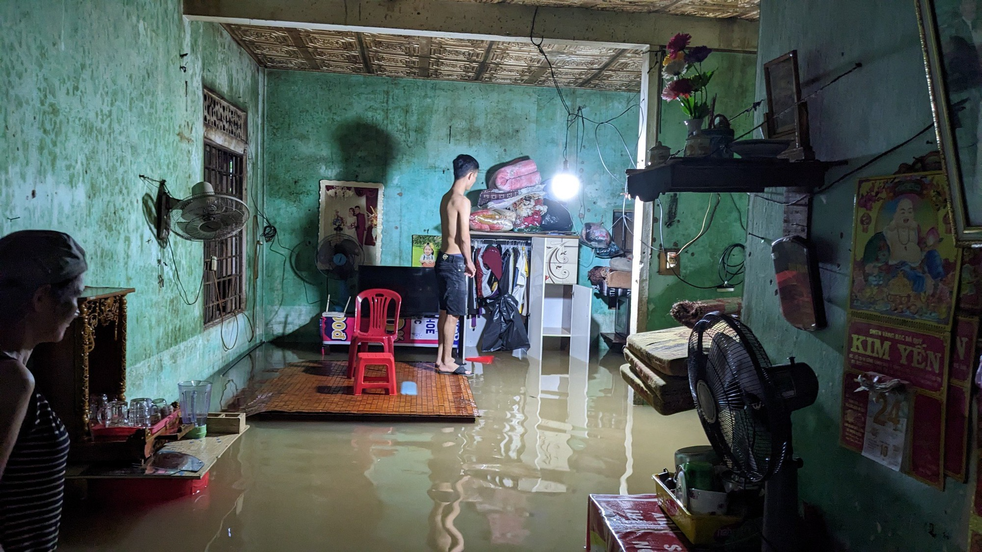 Nhà dân, đường sá ở Quảng Trị ngập nước do mưa lớn - Ảnh 3.