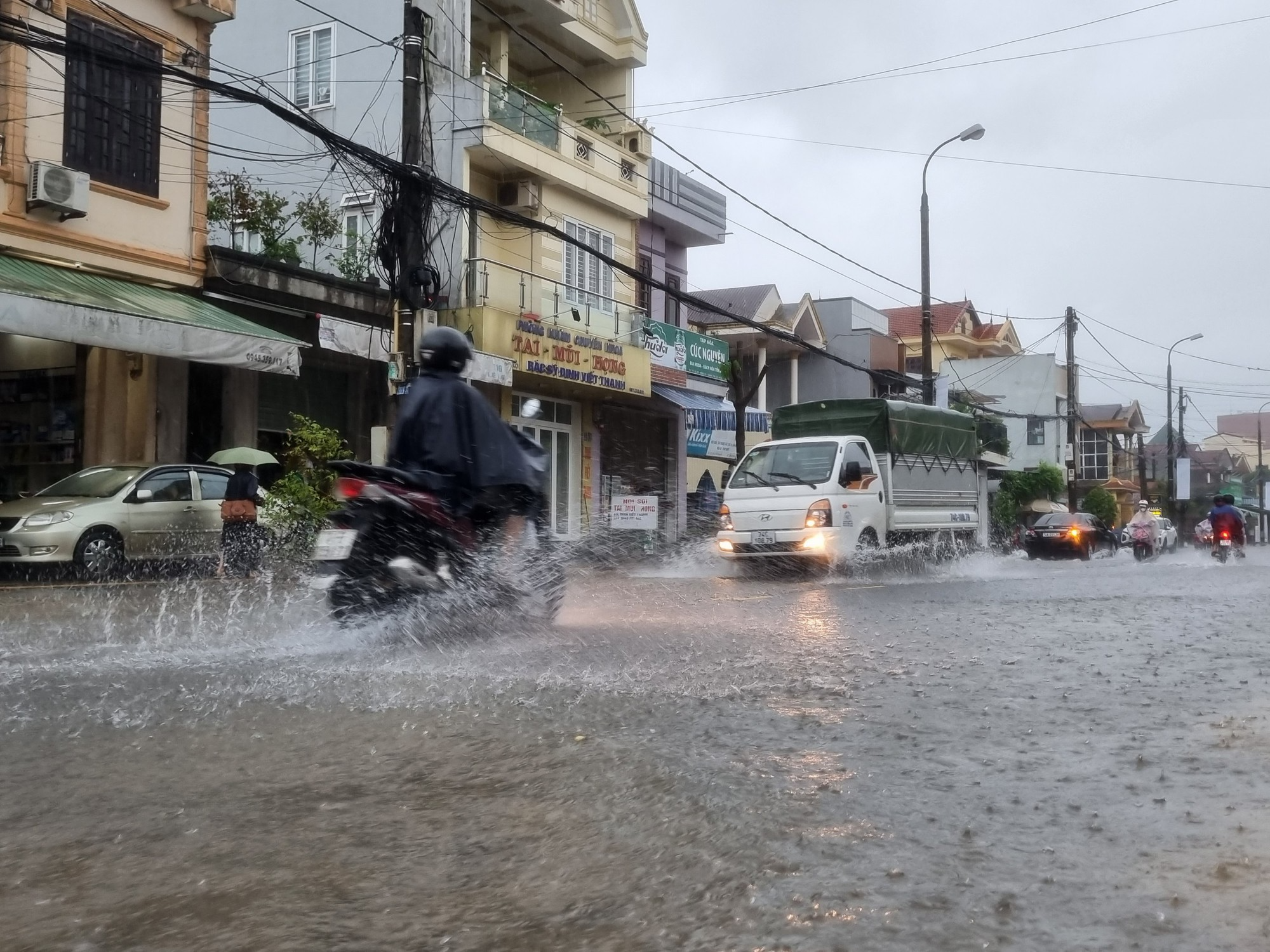 Nhà dân, đường sá ở Quảng Trị ngập nước do mưa lớn - Ảnh 4.