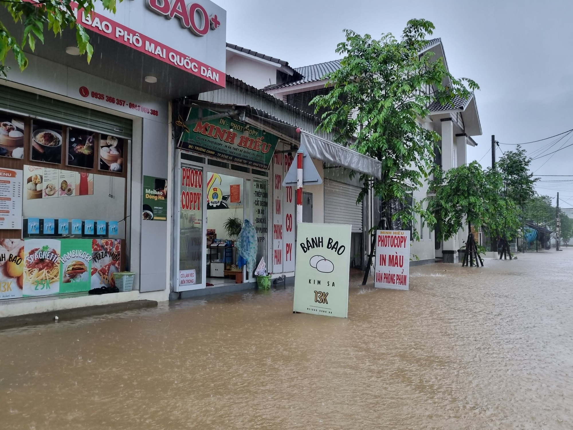 Nhà dân, đường sá ở Quảng Trị ngập nước do mưa lớn - Ảnh 6.