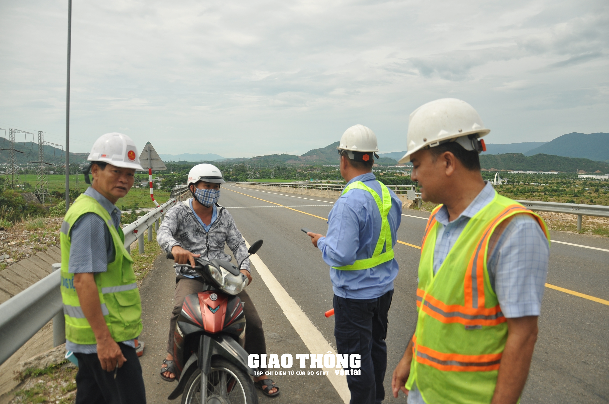 Nguy cơ tai nạn giao thông trên tuyến La Sơn-Túy Loan - Ảnh 2.