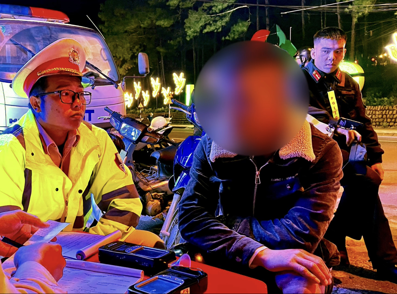CSGT Lâm Đồng xử lý tài xế vi phạm nồng độ cồn, dương tính ma tuý - Ảnh 1.