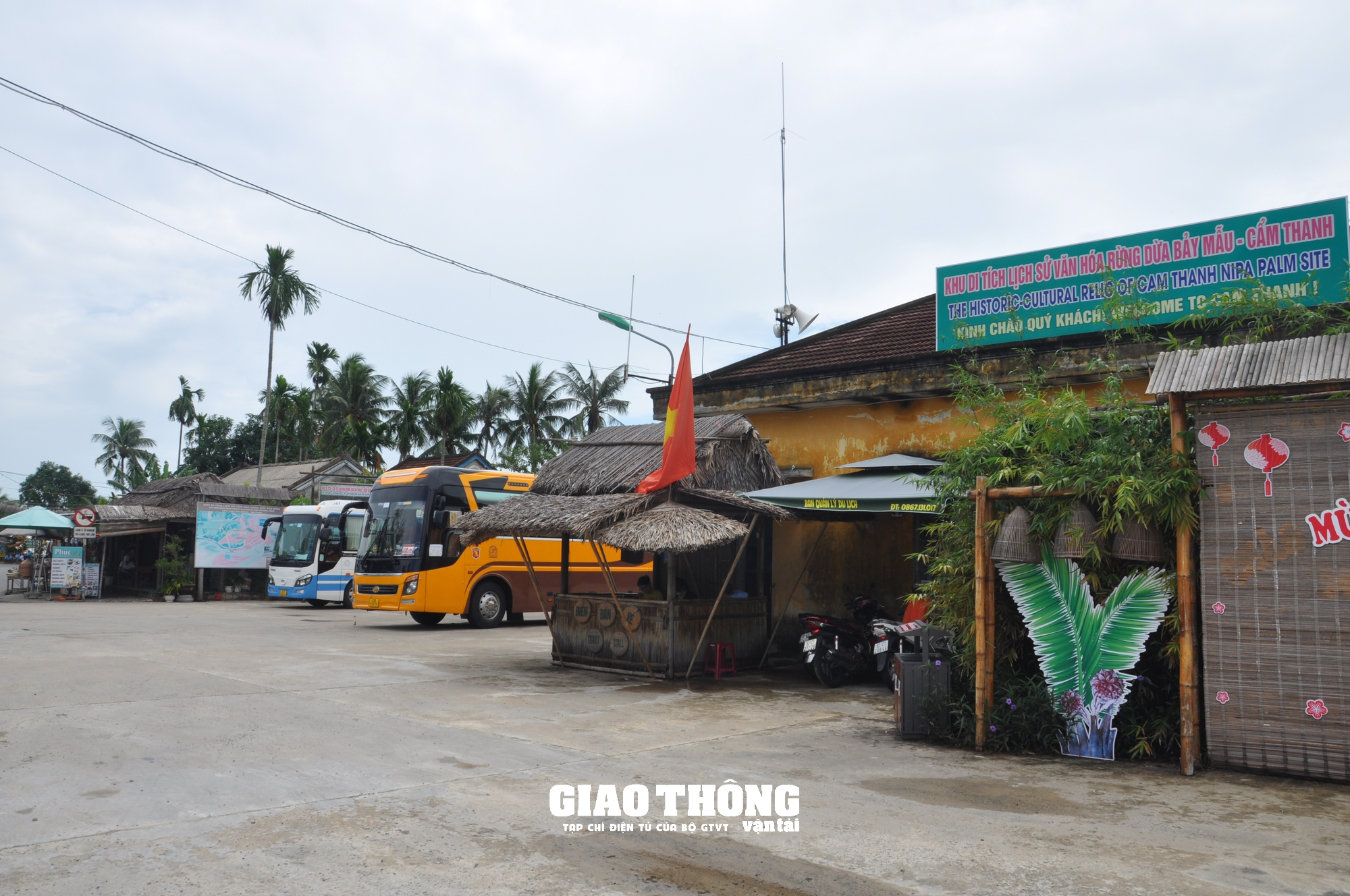 Xe du lịch dừng đỗ &quot;bát nháo&quot; ở khu du lịch rừng Dừa Bảy Mẫu - Ảnh 3.