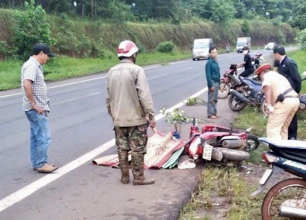 Xe máy va chạm xe tải ở Đắk Nông, cháu nhỏ tử vong, người phụ nữ bị thương nặng  - Ảnh 1.