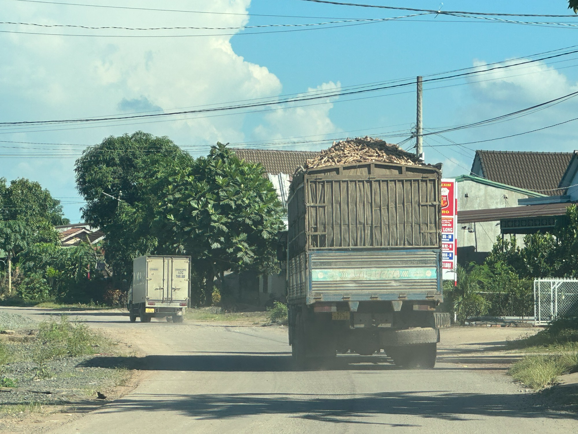 Dàn xe chở mì quá tải, quá khổ vô tư cày nát đường liên huyện có tải trọng 13 tấn ở Đắk Lắk - Ảnh 2.