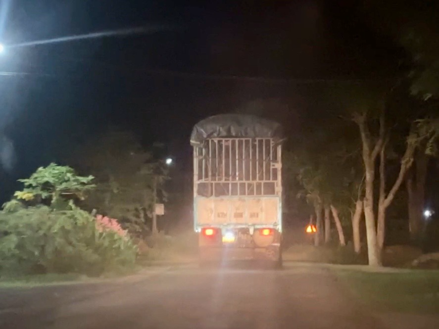 Dàn xe chở mì quá tải, quá khổ vô tư cày nát đường liên huyện có tải trọng 13 tấn ở Đắk Lắk - Ảnh 10.