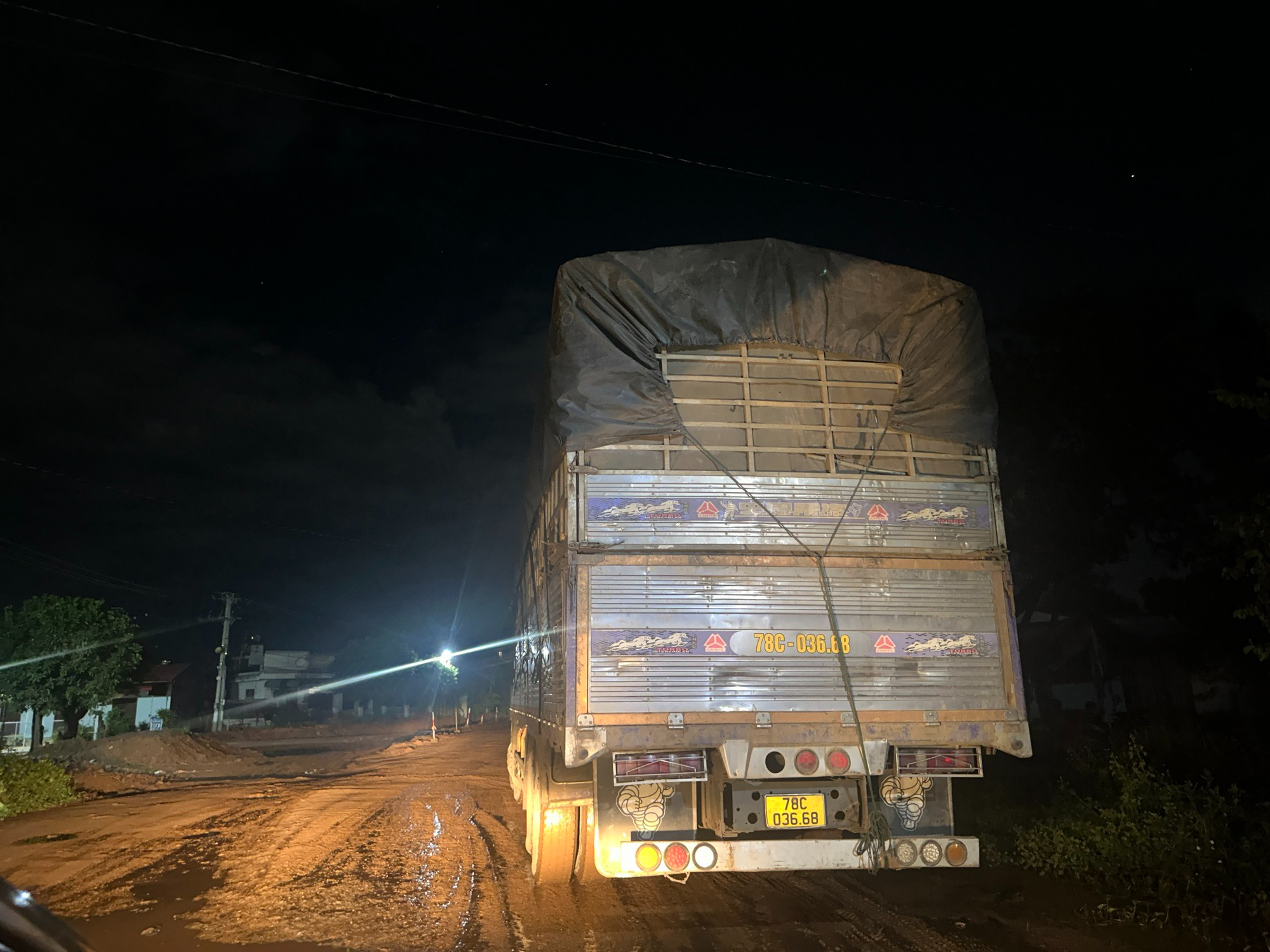 Dàn xe chở mì quá tải, quá khổ vô tư cày nát đường liên huyện có tải trọng 13 tấn ở Đắk Lắk - Ảnh 14.