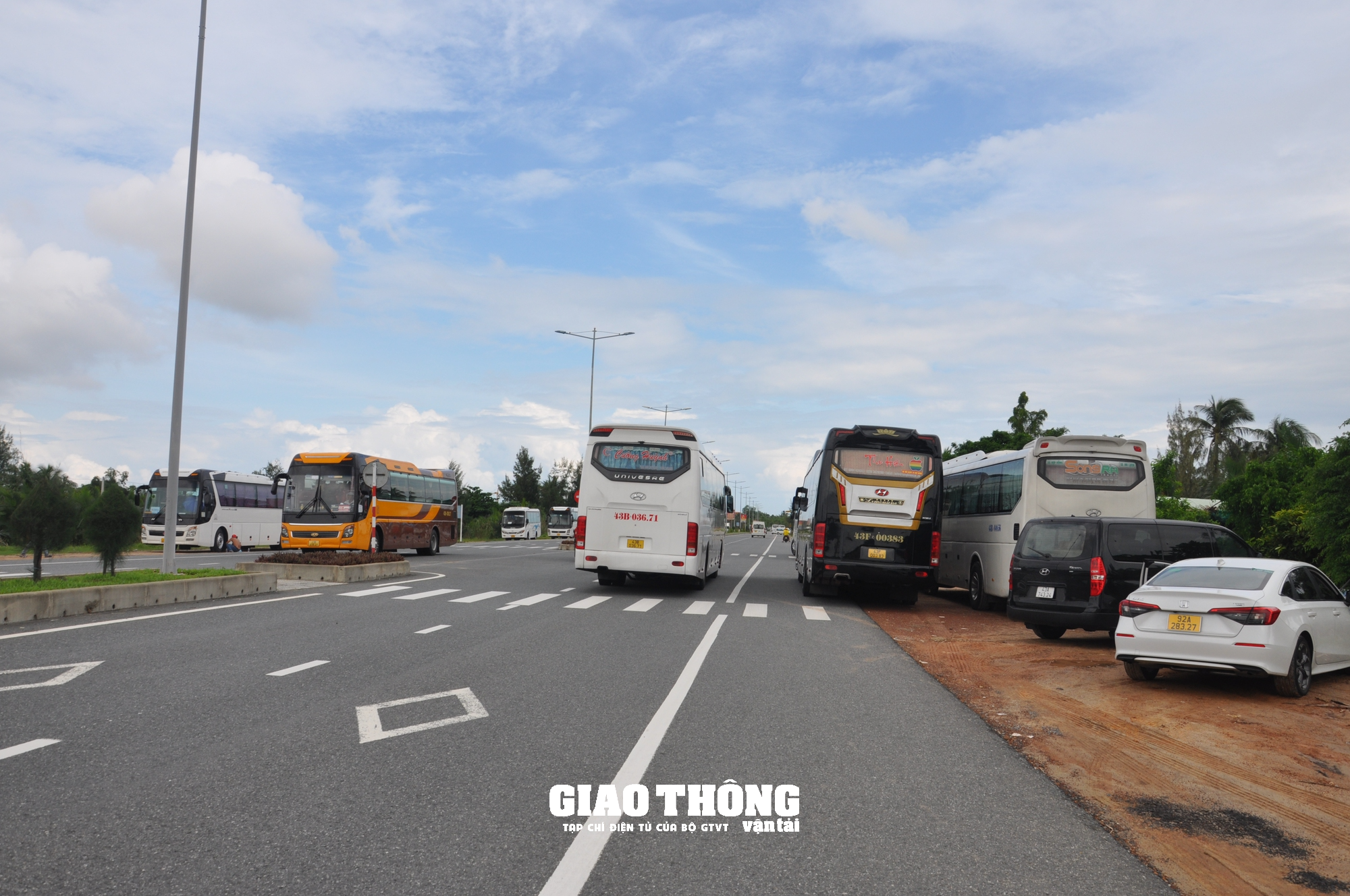 Quảng Nam: Nguy cơ mất ATGT trên các tuyến đường ở khu du lịch rừng Dừa Bảy Mẫu - Ảnh 1.