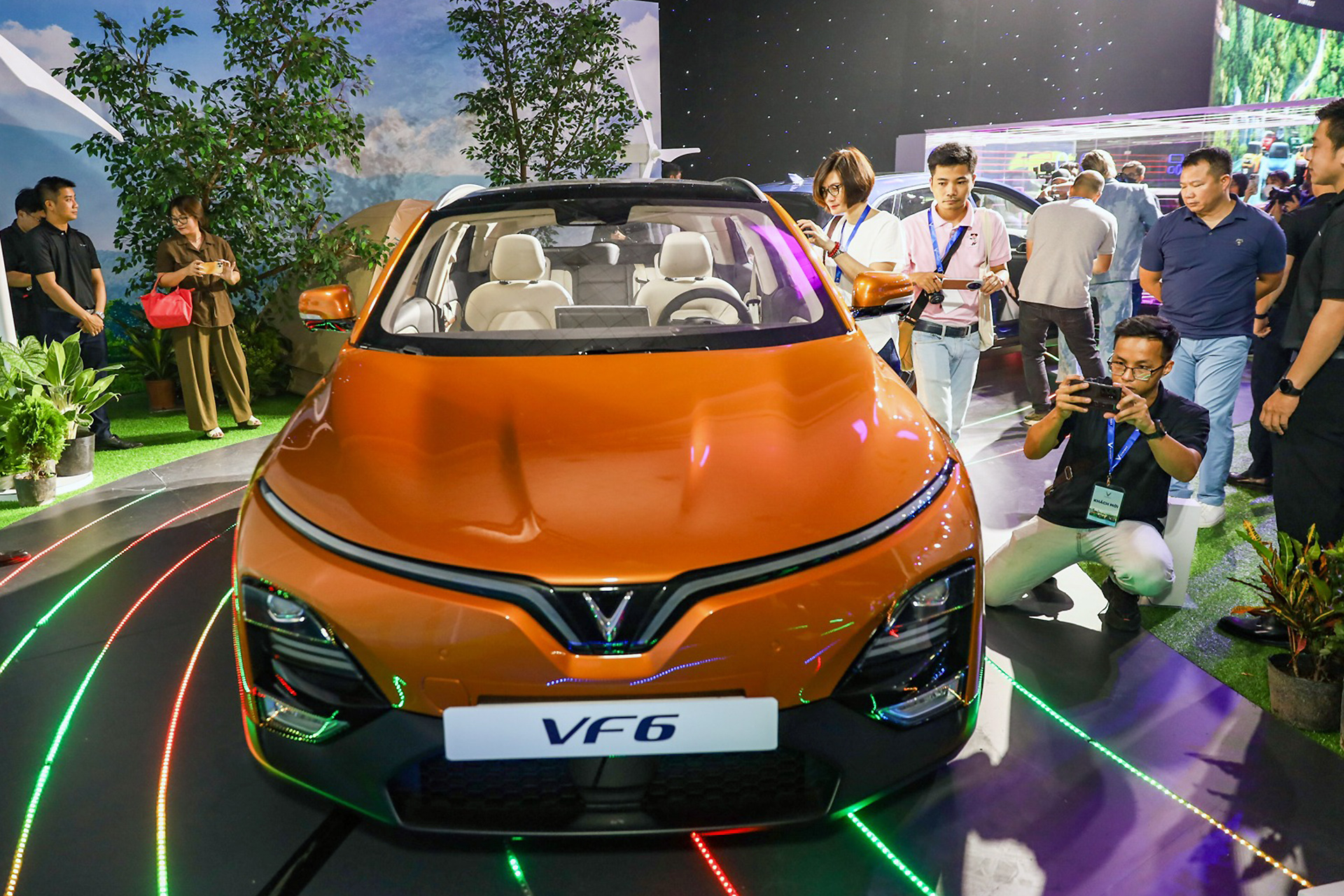 Mẫu xe thuần điện VinFast VF 6 nhận được nhiều sự kỳ vọng từ thị trường ô tô giai đoạn cuối năm 2023.  ô tô mới dồn dập ra mắt: Cơn gió lành giữa vùng áp thấp sức mua