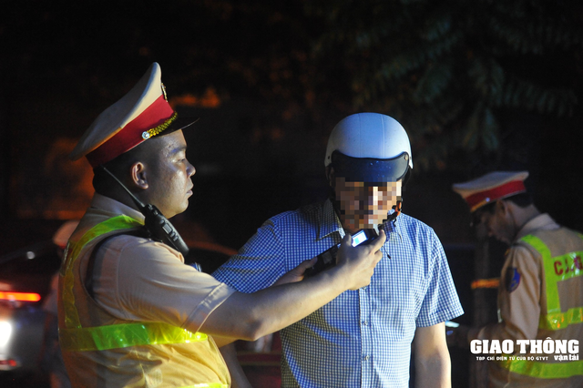 Vi phạm nồng độ cồn 'kịch khung', 3 tài xế ở Quảng Trị bị phạt hơn 145 triệu đồng - Ảnh 1.