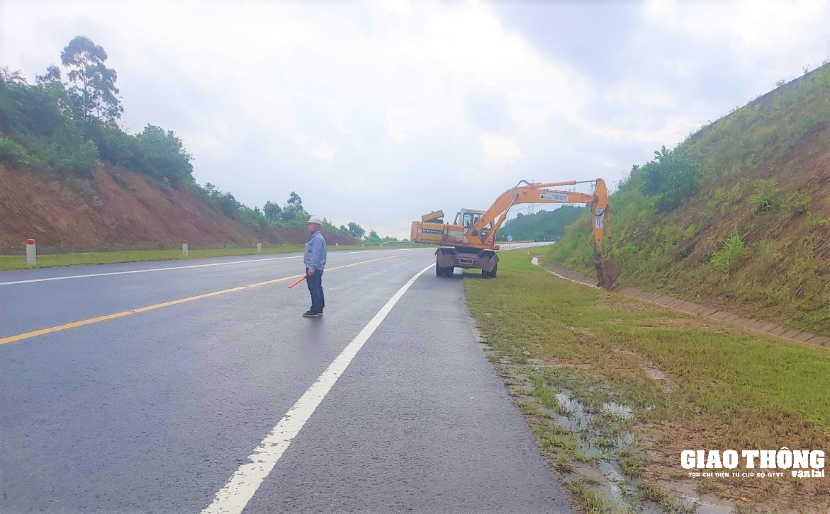 Gấp rút khắc phục điểm sạt lở trên tuyến cao tốc La Sơn – Tuý Loan - Ảnh 4.